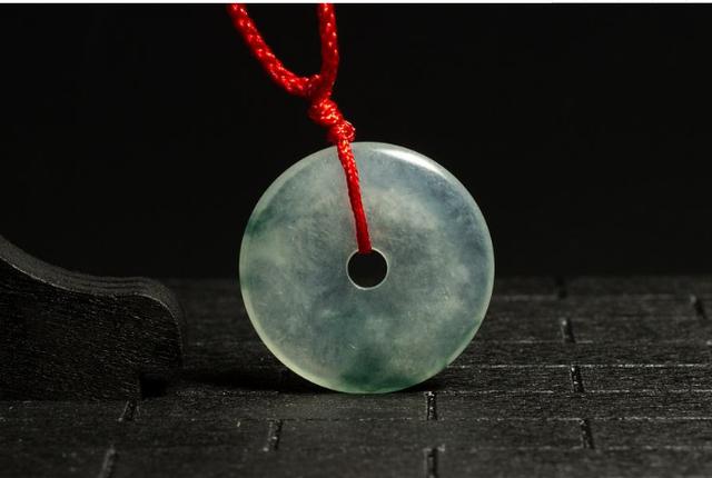 翡翠手镯戴久了会变色吗玉髓手镯会变色吗-第1张图片-翡翠网 翡翠手镯戴久了会变色吗玉髓手镯会变色吗-第1张图片-翡翠网