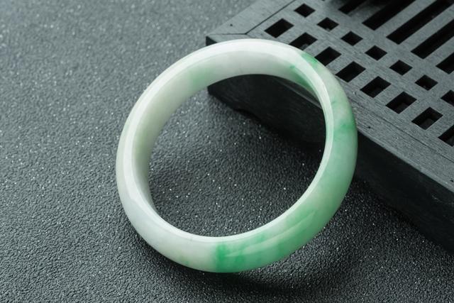 缅甸老坑冰种翡翠老坑冰种翡翠手镯价格-第3张图片-翡翠网 缅甸老坑冰种翡翠老坑冰种翡翠手镯价格-第3张图片-翡翠网