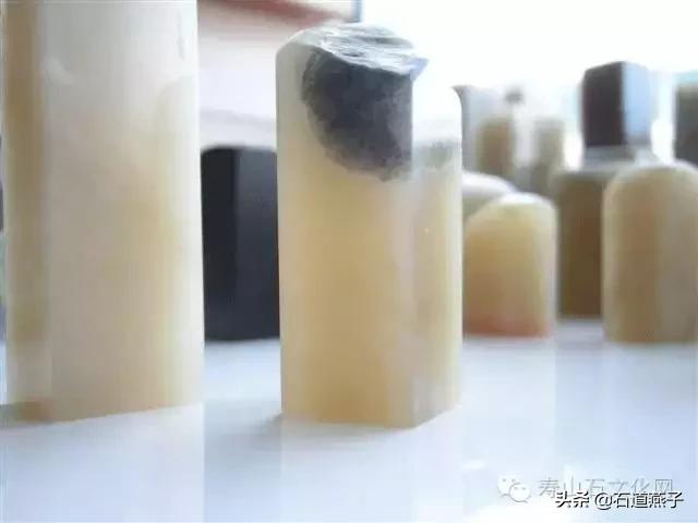 云南翡翠绿石印章料价格的简单介绍-第1张图片-翡翠网 云南翡翠绿石印章料价格的简单介绍-第1张图片-翡翠网