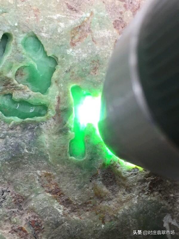 如何挑选翡翠原石翡翠原石开皮怎么看肉-第2张图片-翡翠网 如何挑选翡翠原石翡翠原石开皮怎么看肉-第2张图片-翡翠网