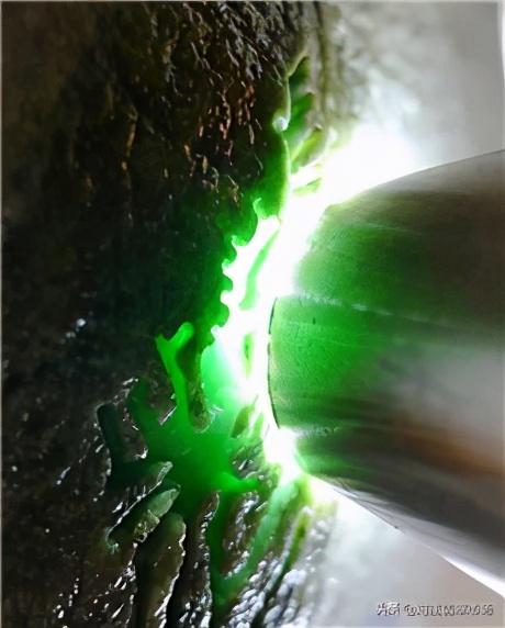 如何挑选翡翠原石翡翠原石开皮怎么看肉-第5张图片-翡翠网 如何挑选翡翠原石翡翠原石开皮怎么看肉-第5张图片-翡翠网