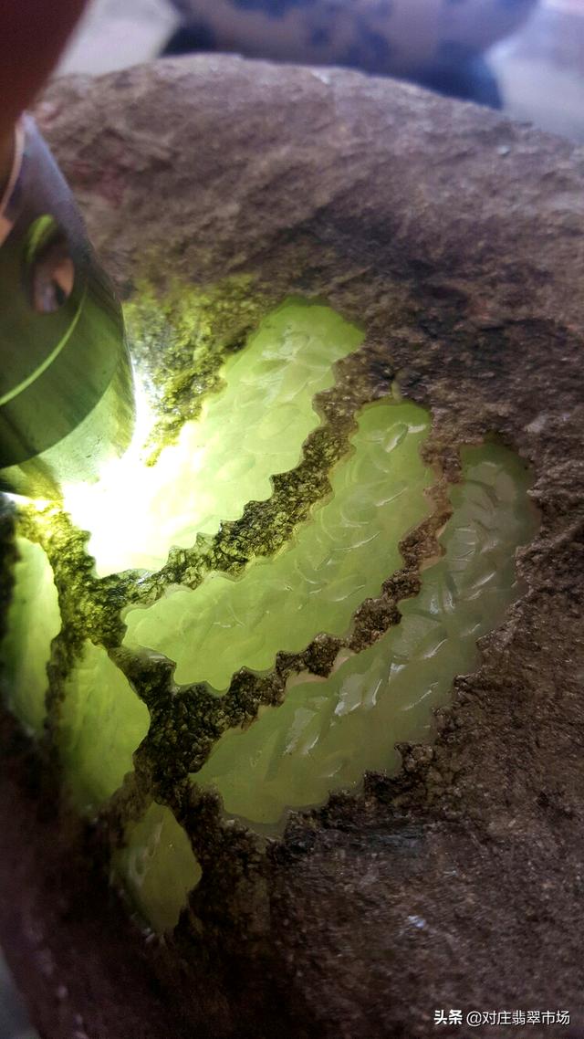 如何挑选翡翠原石翡翠原石开皮怎么看肉-第6张图片-翡翠网 如何挑选翡翠原石翡翠原石开皮怎么看肉-第6张图片-翡翠网