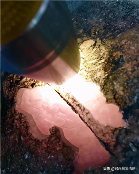 如何挑选翡翠原石翡翠原石开皮怎么看肉-第7张图片-翡翠网 如何挑选翡翠原石翡翠原石开皮怎么看肉-第7张图片-翡翠网