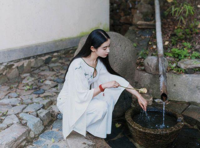 翡翠原石手串戴法,手串和手表如何同时戴-第1张图片-翡翠网 翡翠原石手串戴法,手串和手表如何同时戴-第1张图片-翡翠网