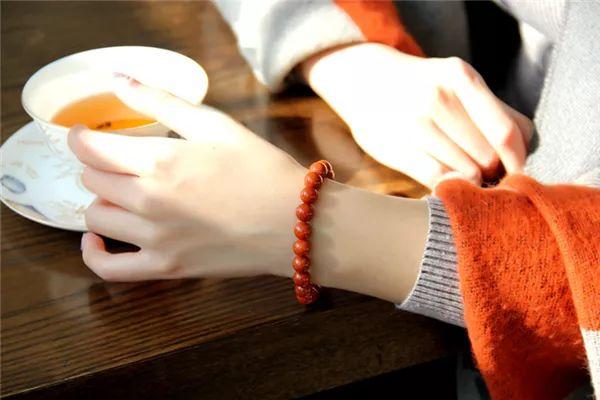 翡翠原石手串戴法,手串和手表如何同时戴-第6张图片-翡翠网 翡翠原石手串戴法,手串和手表如何同时戴-第6张图片-翡翠网