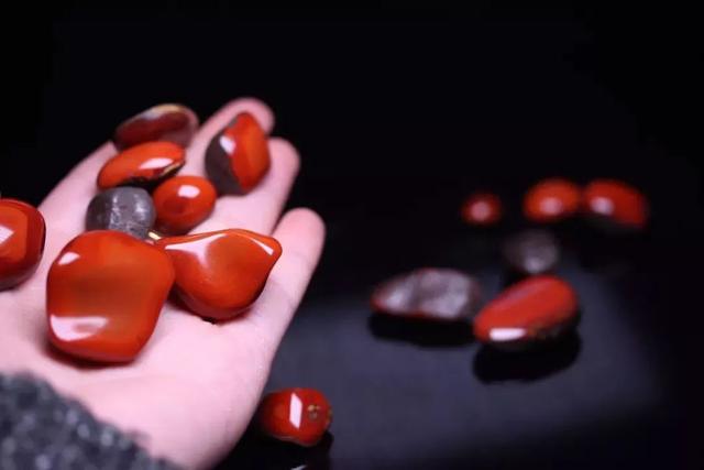 翡翠原石手串戴法,手串和手表如何同时戴-第15张图片-翡翠网 翡翠原石手串戴法,手串和手表如何同时戴-第15张图片-翡翠网