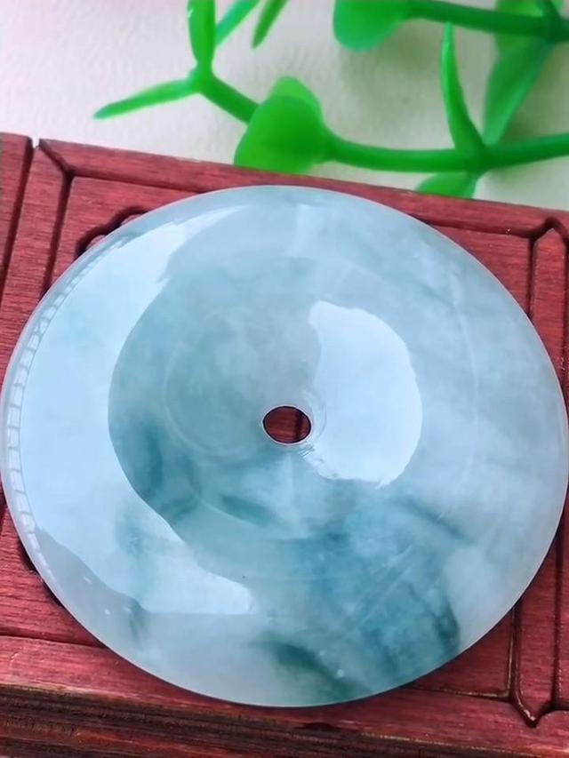 几百元的翡翠手镯靠谱吗,翡翠手镯在哪买好-第5张图片-翡翠网