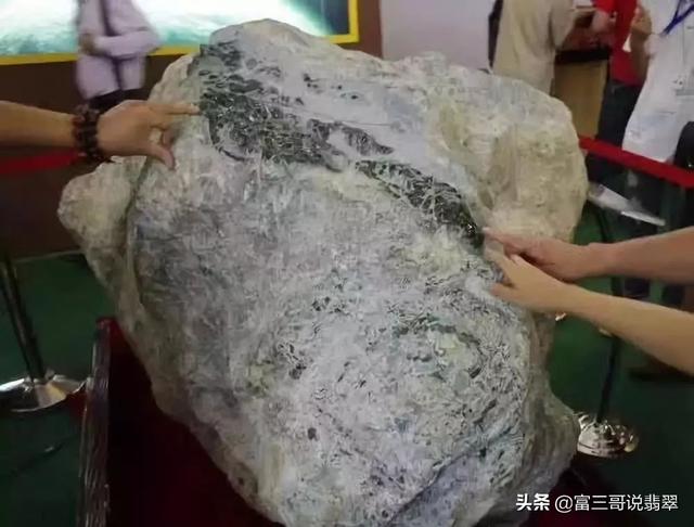 翡翠原石放大观看翡翠原石皮壳及石型-第3张图片-翡翠网 翡翠原石放大观看翡翠原石皮壳及石型-第3张图片-翡翠网