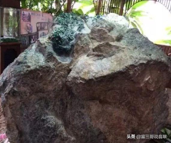 翡翠原石放大观看翡翠原石皮壳及石型-第6张图片-翡翠网 翡翠原石放大观看翡翠原石皮壳及石型-第6张图片-翡翠网