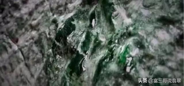 翡翠原石放大观看翡翠原石皮壳及石型-第16张图片-翡翠网 翡翠原石放大观看翡翠原石皮壳及石型-第16张图片-翡翠网
