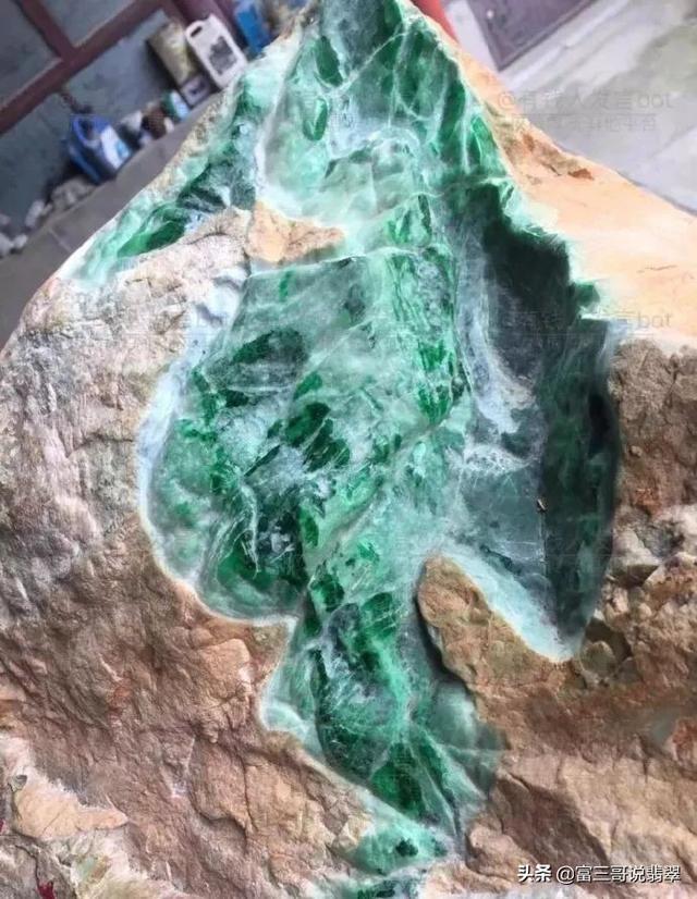 翡翠原石放大观看翡翠原石皮壳及石型-第22张图片-翡翠网 翡翠原石放大观看翡翠原石皮壳及石型-第22张图片-翡翠网
