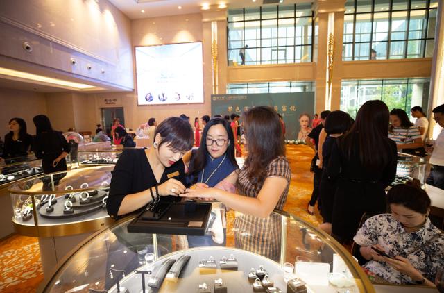 翡翠原石图片,上海墨绿翡翠原石毛料-第1张图片-翡翠网