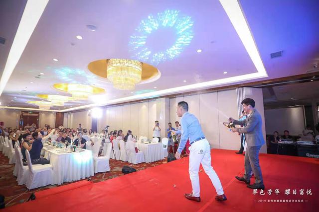 翡翠原石图片,上海墨绿翡翠原石毛料-第5张图片-翡翠网