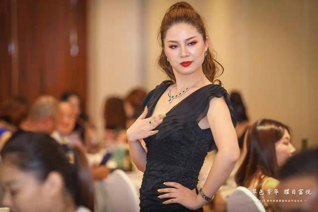 翡翠原石图片,上海墨绿翡翠原石毛料-第8张图片-翡翠网