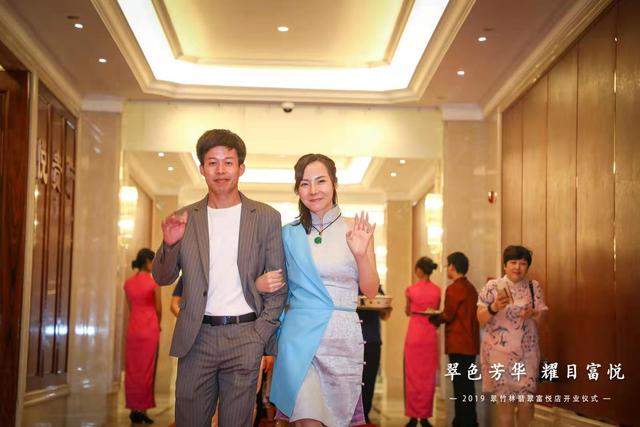 翡翠原石图片,上海墨绿翡翠原石毛料-第9张图片-翡翠网