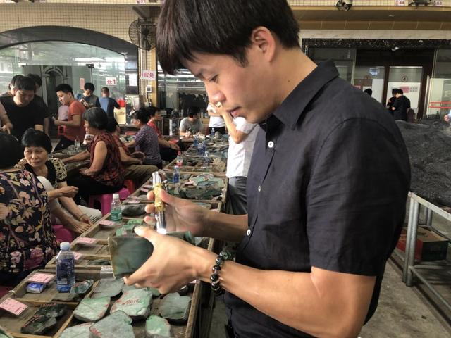 翡翠原石图片,上海墨绿翡翠原石毛料-第10张图片-翡翠网