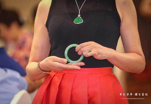 翡翠原石图片,上海墨绿翡翠原石毛料-第11张图片-翡翠网