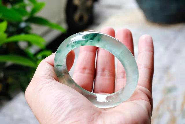 冰种的翡翠手镯哪个好翡翠手镯起胶糯种好不好-第4张图片-翡翠网 冰种的翡翠手镯哪个好翡翠手镯起胶糯种好不好-第4张图片-翡翠网