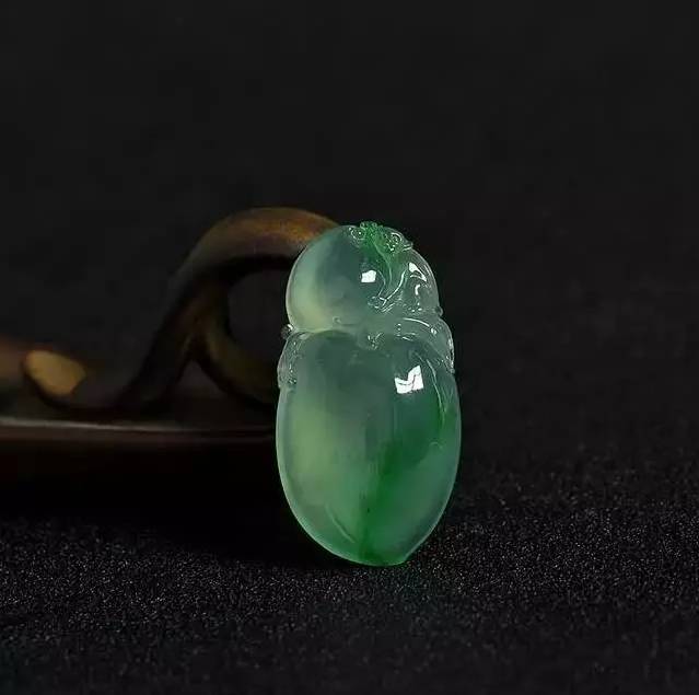 翡翠手镯有翠根,玉手镯翠根是什么-第2张图片-翡翠网