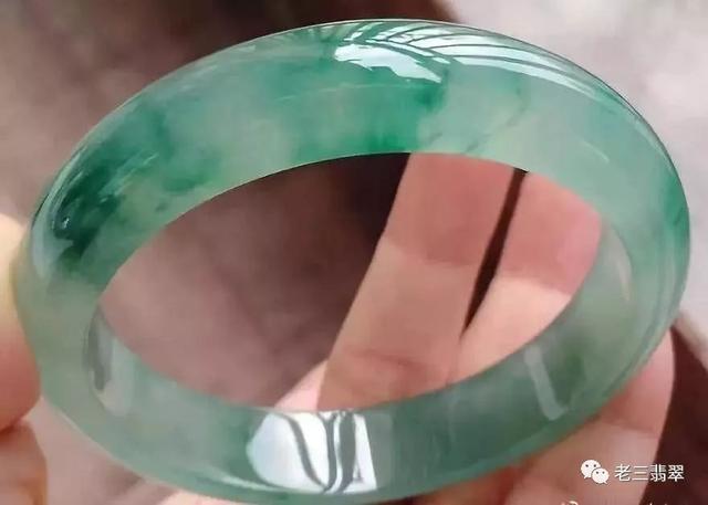 冰糯种飘花翡翠,飘花翡翠的价格-第1张图片-翡翠网 冰糯种飘花翡翠,飘花翡翠的价格-第1张图片-翡翠网