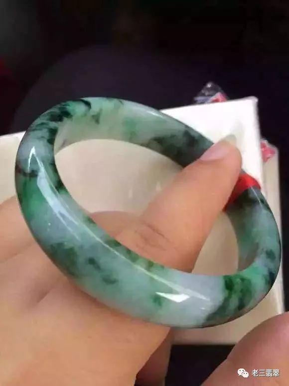 冰糯种飘花翡翠,飘花翡翠的价格-第7张图片-翡翠网 冰糯种飘花翡翠,飘花翡翠的价格-第7张图片-翡翠网