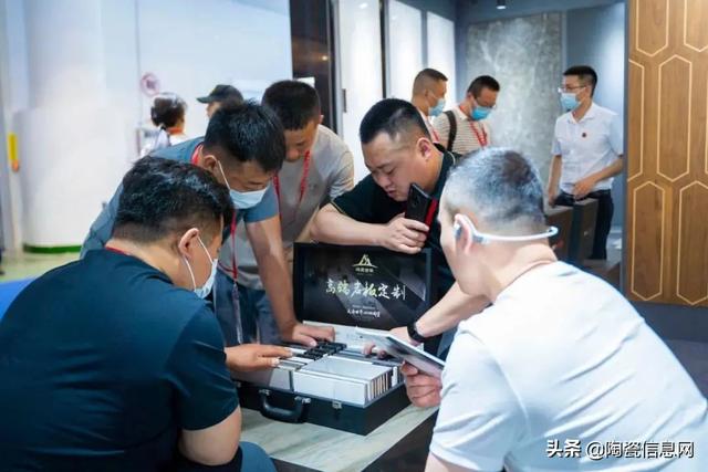 翡翠原石的价位翡翠水刀切割原石-第3张图片-翡翠网