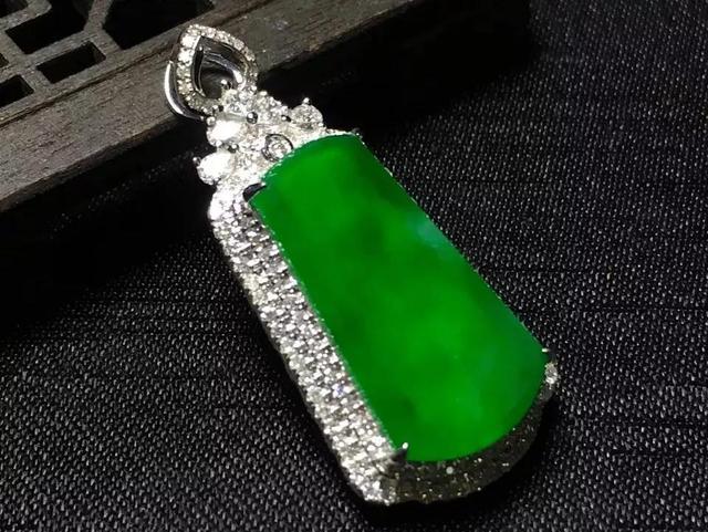 翡翠吊坠图片,翡翠挂件知识详解-第3张图片-翡翠网 翡翠吊坠图片,翡翠挂件知识详解-第3张图片-翡翠网