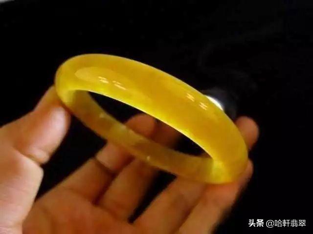 冰种鸡油黄翡翠价格什么颜色的黄翡价值最高-第2张图片-翡翠网 冰种鸡油黄翡翠价格什么颜色的黄翡价值最高-第2张图片-翡翠网