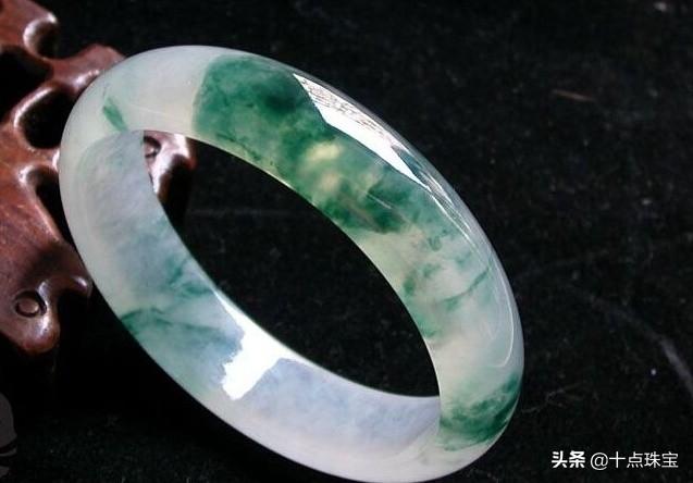 翡翠癣就是墨翠,带癣的翡翠手镯就一定不好吗-第3张图片-翡翠网 翡翠癣就是墨翠,带癣的翡翠手镯就一定不好吗-第3张图片-翡翠网