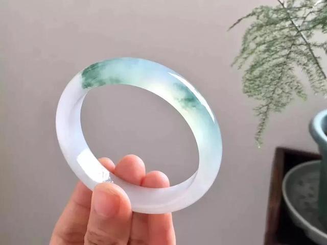 翡翠的保养知识翡翠的佩戴和保养方法-第2张图片-翡翠网 翡翠的保养知识翡翠的佩戴和保养方法-第2张图片-翡翠网