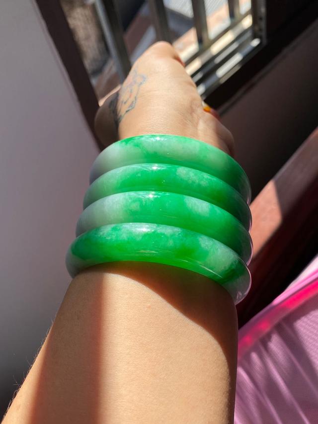 商场1800买的翡翠手镯翡翠手镯一般什么年龄人戴-第1张图片-翡翠网 商场1800买的翡翠手镯翡翠手镯一般什么年龄人戴-第1张图片-翡翠网