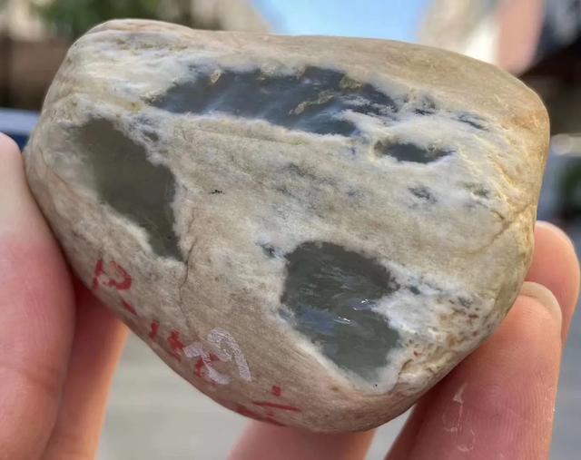 翡翠包浆皮是什么意思包浆皮翡翠原石知识-第1张图片-翡翠网 翡翠包浆皮是什么意思包浆皮翡翠原石知识-第1张图片-翡翠网