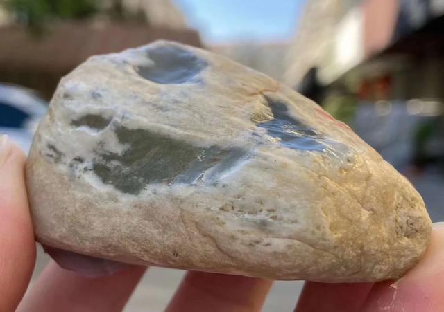 翡翠包浆皮是什么意思包浆皮翡翠原石知识-第3张图片-翡翠网 翡翠包浆皮是什么意思包浆皮翡翠原石知识-第3张图片-翡翠网