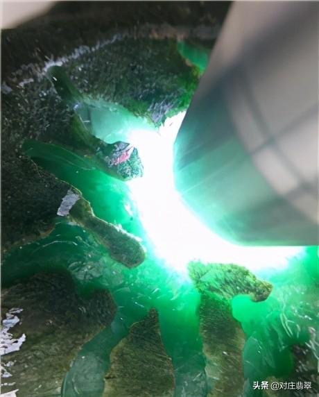 翡翠原石切割技巧翡翠原石开窗切割-第3张图片-翡翠网