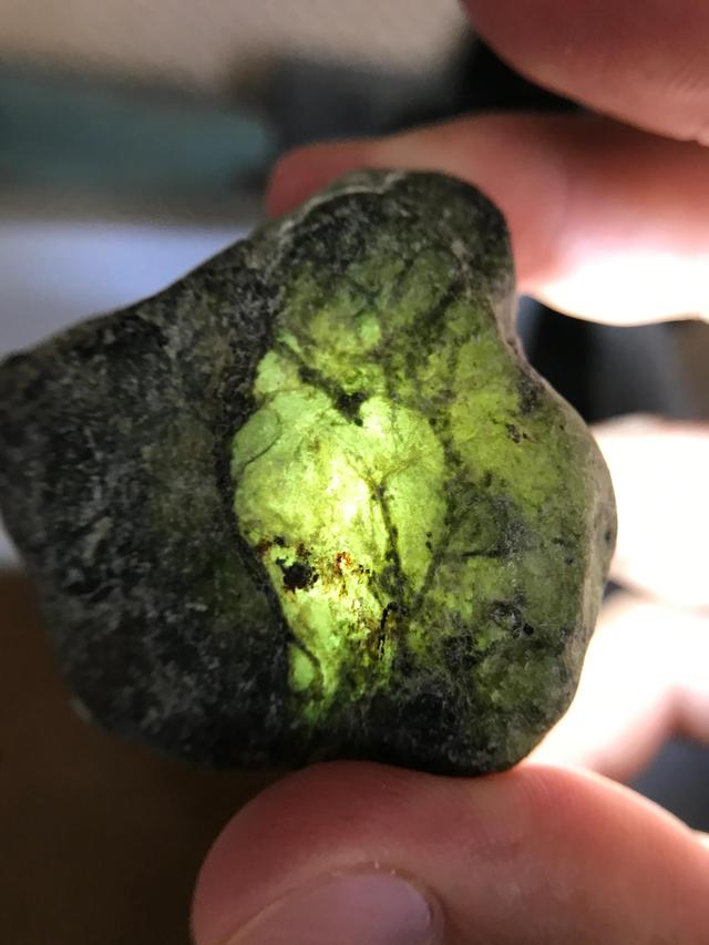 翡翠原石种怎样辨别翡翠原石的没抛光怎么看种-第2张图片-翡翠网 翡翠原石种怎样辨别翡翠原石的没抛光怎么看种-第2张图片-翡翠网