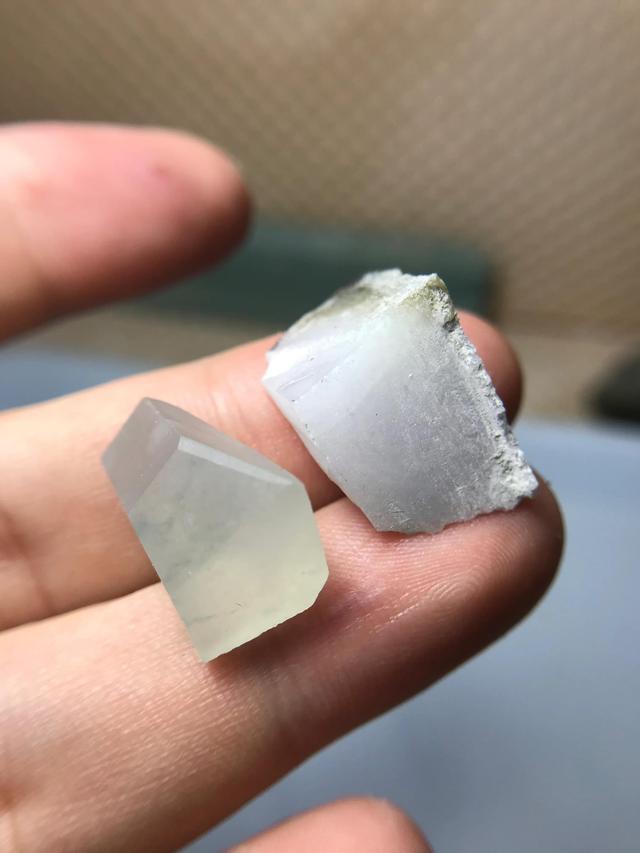 翡翠原石种怎样辨别翡翠原石的没抛光怎么看种-第6张图片-翡翠网 翡翠原石种怎样辨别翡翠原石的没抛光怎么看种-第6张图片-翡翠网