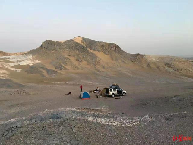 翡翠原石泡脚翡翠原石的价位-第1张图片-翡翠网 翡翠原石泡脚翡翠原石的价位-第1张图片-翡翠网