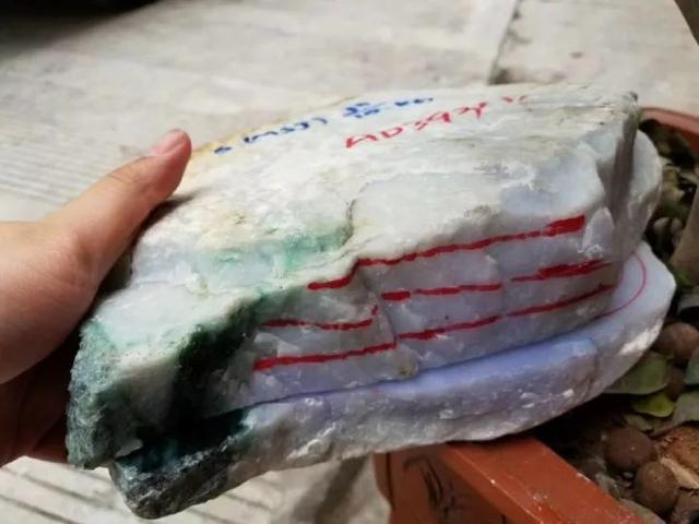 翡翠原石里面白色的是什么翡翠原石白色-第1张图片-翡翠网 翡翠原石里面白色的是什么翡翠原石白色-第1张图片-翡翠网