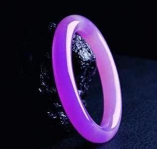 翡翠原石里面白色的是什么翡翠原石白色-第10张图片-翡翠网 翡翠原石里面白色的是什么翡翠原石白色-第10张图片-翡翠网