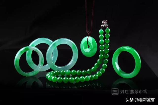 刚买的翡翠手镯用什么泡,翡翠手镯中含闪石能戴吗-第1张图片-翡翠网 刚买的翡翠手镯用什么泡,翡翠手镯中含闪石能戴吗-第1张图片-翡翠网