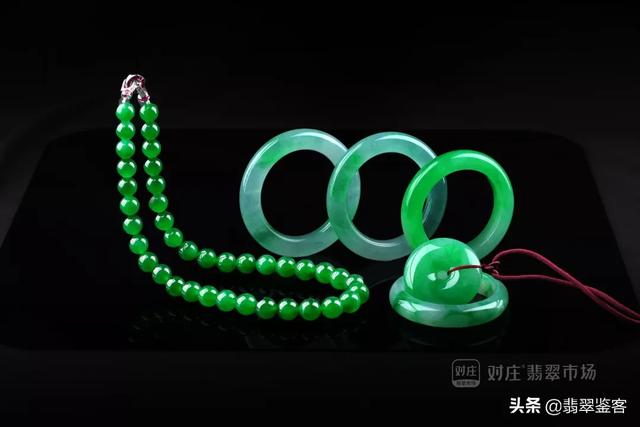 刚买的翡翠手镯用什么泡,翡翠手镯中含闪石能戴吗-第2张图片-翡翠网 刚买的翡翠手镯用什么泡,翡翠手镯中含闪石能戴吗-第2张图片-翡翠网