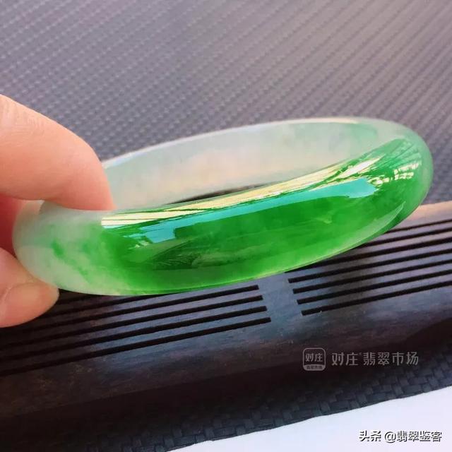 刚买的翡翠手镯用什么泡,翡翠手镯中含闪石能戴吗-第3张图片-翡翠网 刚买的翡翠手镯用什么泡,翡翠手镯中含闪石能戴吗-第3张图片-翡翠网