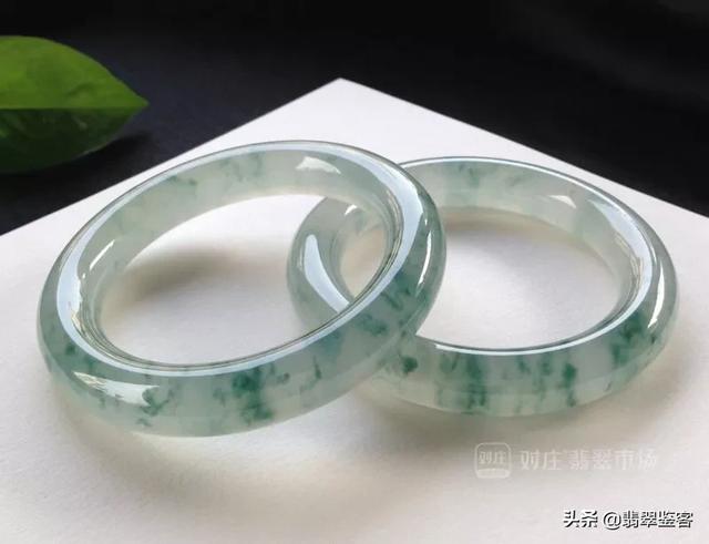 刚买的翡翠手镯用什么泡,翡翠手镯中含闪石能戴吗-第4张图片-翡翠网 刚买的翡翠手镯用什么泡,翡翠手镯中含闪石能戴吗-第4张图片-翡翠网