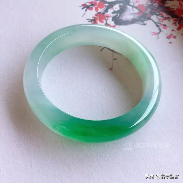 刚买的翡翠手镯用什么泡,翡翠手镯中含闪石能戴吗-第7张图片-翡翠网 刚买的翡翠手镯用什么泡,翡翠手镯中含闪石能戴吗-第7张图片-翡翠网