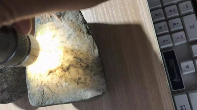 翡翠色料原石,种水料翡翠原石价格-第4张图片-翡翠网 翡翠色料原石,种水料翡翠原石价格-第4张图片-翡翠网