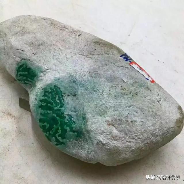 翡翠原石开出白色,翡翠原石白盐-第2张图片-翡翠网 翡翠原石开出白色,翡翠原石白盐-第2张图片-翡翠网