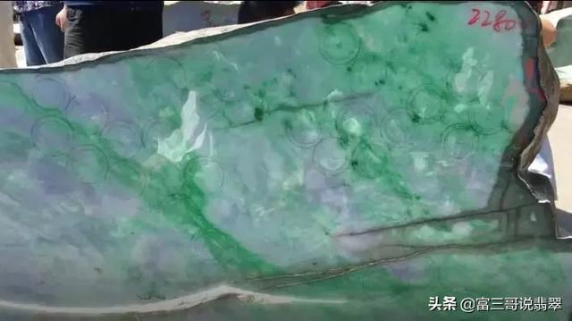 玉镯的总质量越重越好吗,翡翠手镯好的重不重-第4张图片-翡翠网 玉镯的总质量越重越好吗,翡翠手镯好的重不重-第4张图片-翡翠网