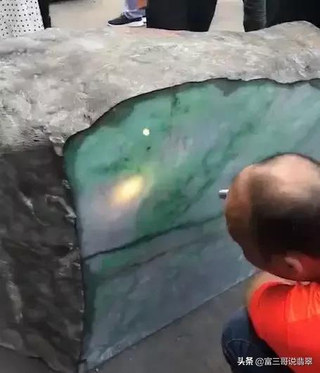 玉镯的总质量越重越好吗,翡翠手镯好的重不重-第8张图片-翡翠网 玉镯的总质量越重越好吗,翡翠手镯好的重不重-第8张图片-翡翠网