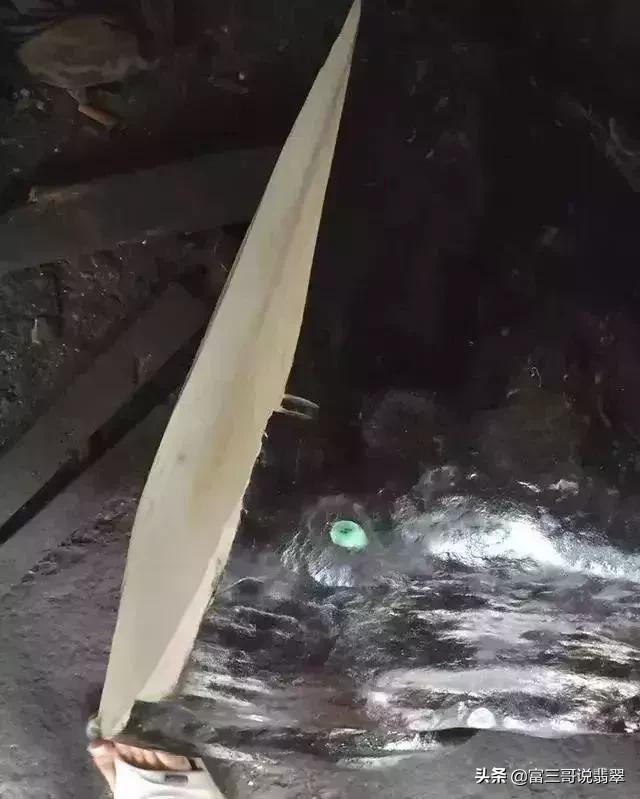 玉镯的总质量越重越好吗,翡翠手镯好的重不重-第24张图片-翡翠网 玉镯的总质量越重越好吗,翡翠手镯好的重不重-第24张图片-翡翠网