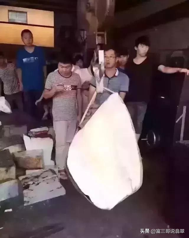 玉镯的总质量越重越好吗,翡翠手镯好的重不重-第25张图片-翡翠网 玉镯的总质量越重越好吗,翡翠手镯好的重不重-第25张图片-翡翠网